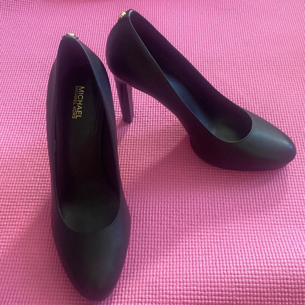 Black Michael Kors pumps size 8